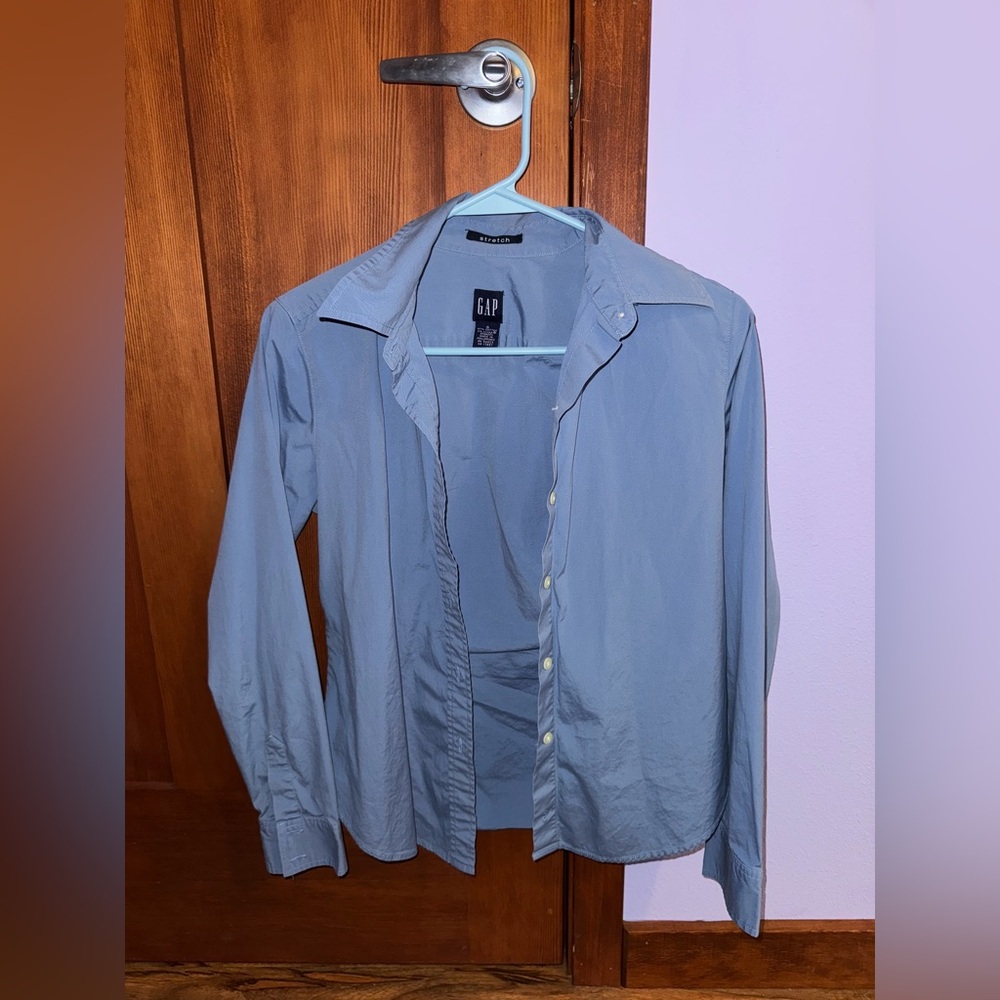 Small women’s gap button up shirt blue